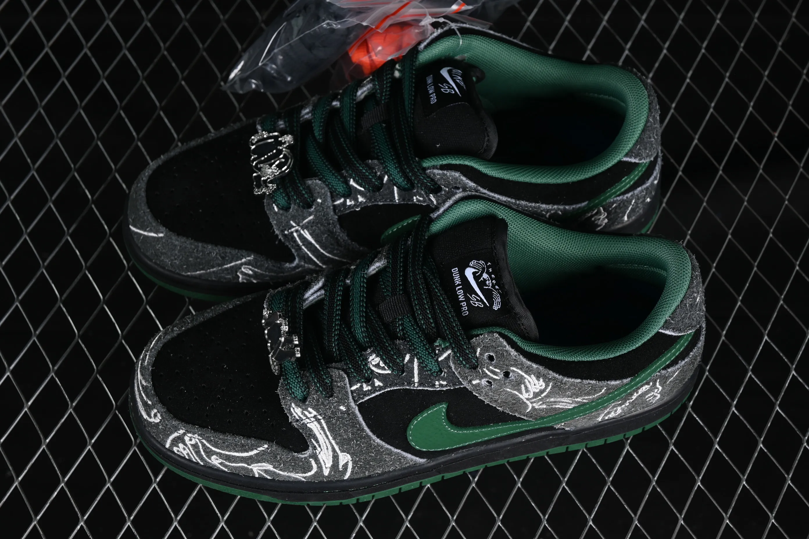 All Categories Nk SB Dunk Series Nk SB Dunk Low Low-top Sneakers K Version There Skateboards x Nk SB Dunk Low Graffiti Art Style Joint Model SB Low-top Casual Sneakers HF7743-001